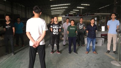 生產不銹鋼洗菜盆廠家手工車間員工早會